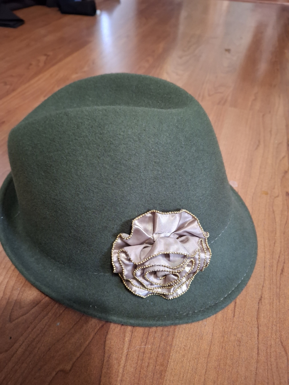 Green Women's Felt Cloche Hat with Decorative Flower